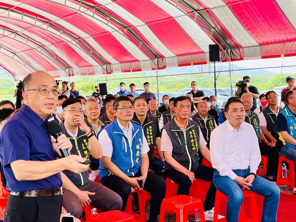 水利局長宋德仁向侯友宜及與會貴賓進行工程簡報說明。 圖：新北市水利局提供