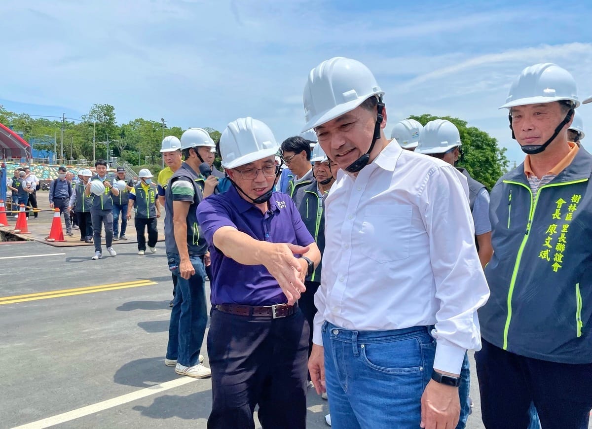 侯友宜今(22)日視察串聯大漢溪堤外廊道改善工程。 圖：新北市水利局提供
