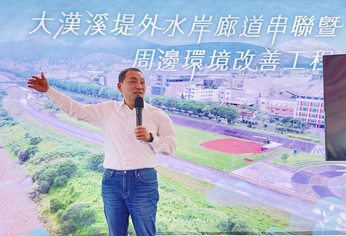 侯友宜聽取簡報後指出，工程完工通車後，環漢路道路服務水準可由111年11月調查結果F級提升至C級，將大幅紓解環漢路交通尖峰時段壅塞情況。 圖：新北市水利局提供