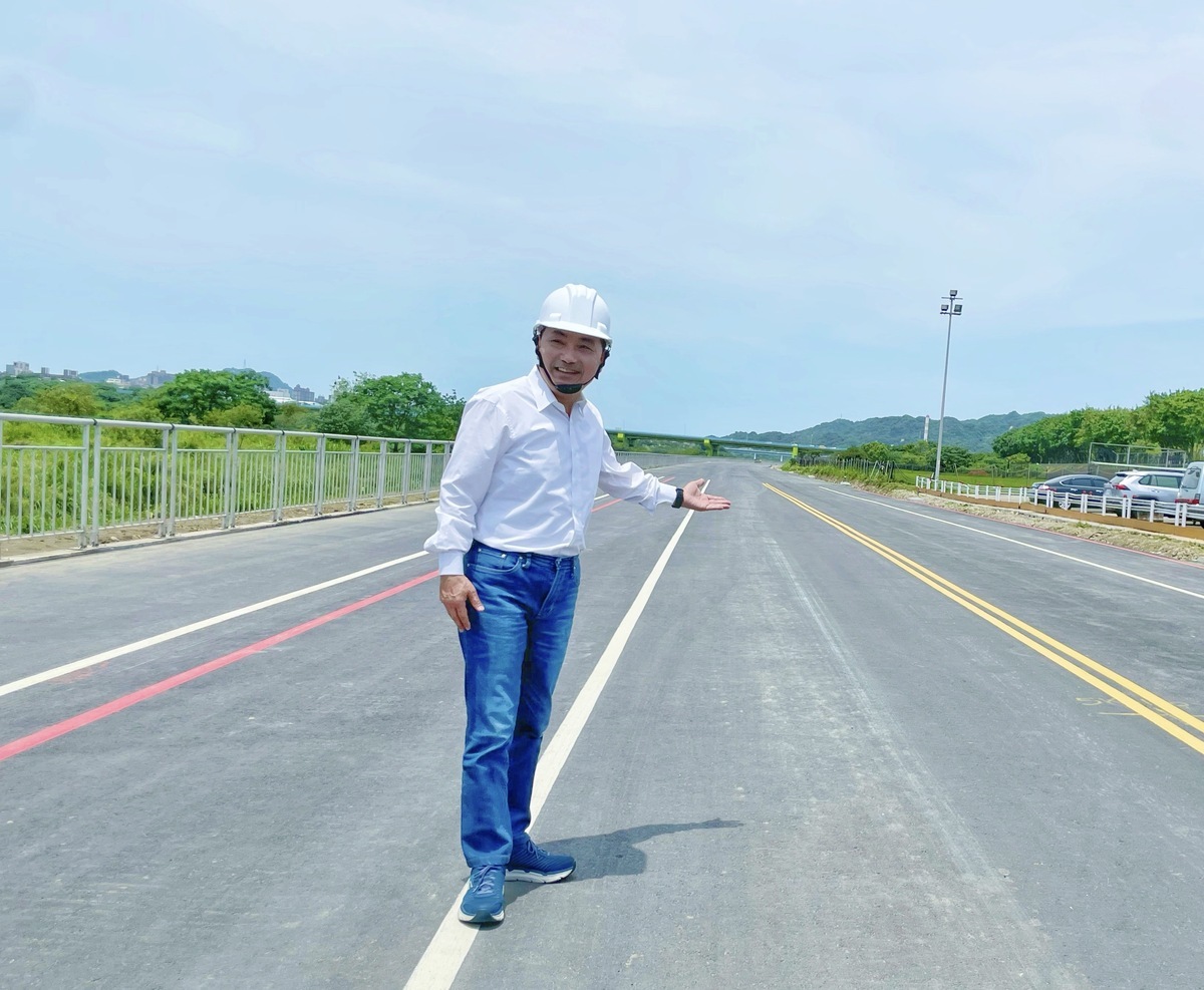 侯友宜表示：大漢溪堤外便道7.4km明年完工，車道採雙向各1快1慢車道佈設，寬度14公尺。 圖：新北市水利局提供