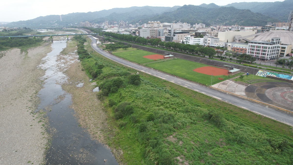 大漢溪堤外便道7.4km明年完工，有效串聯河濱自行車道動線，打造「綠色水岸自行車路廊」。 圖：新北市水利局提供