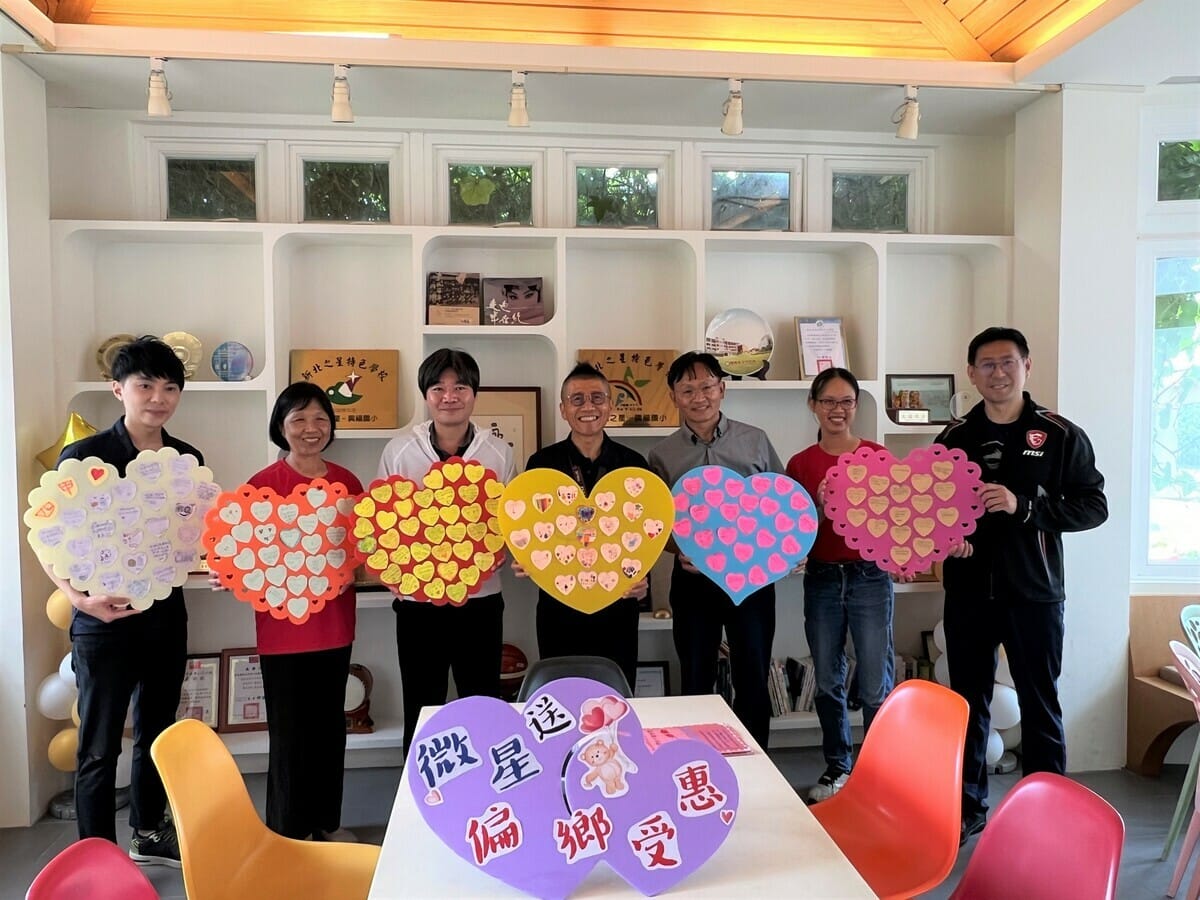 興福國小、瑞平國小聯袂致贈微星科技公司感謝狀，表達對微星科技力行公益的謝意。(右4微星科技協理簡文哲) 圖：新北市教育局提供