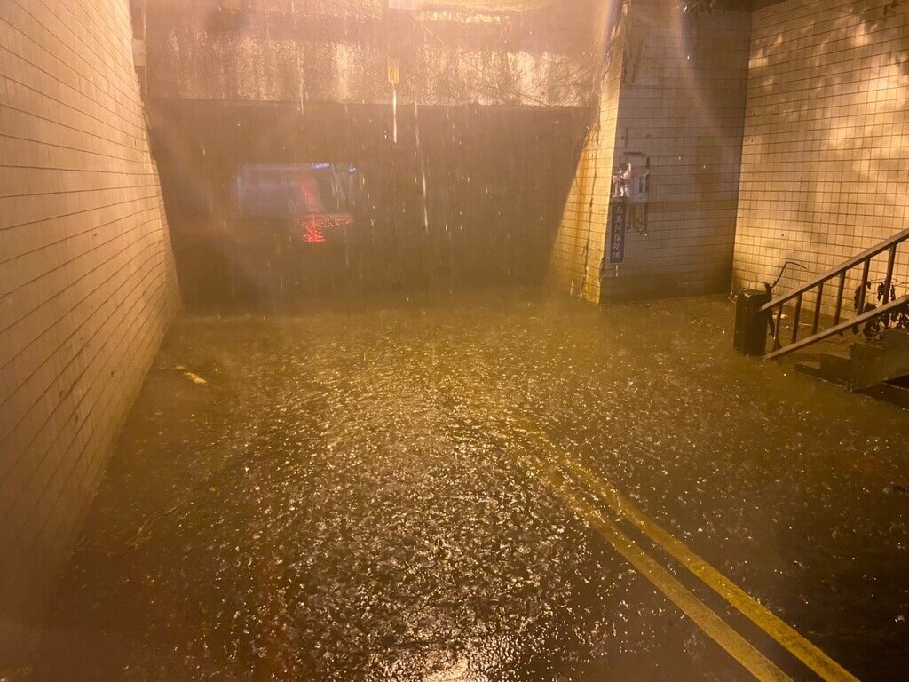 新竹縣降雨造成在通往湖口鄉大同地下道出現積水。 圖：新竹縣消防局提供