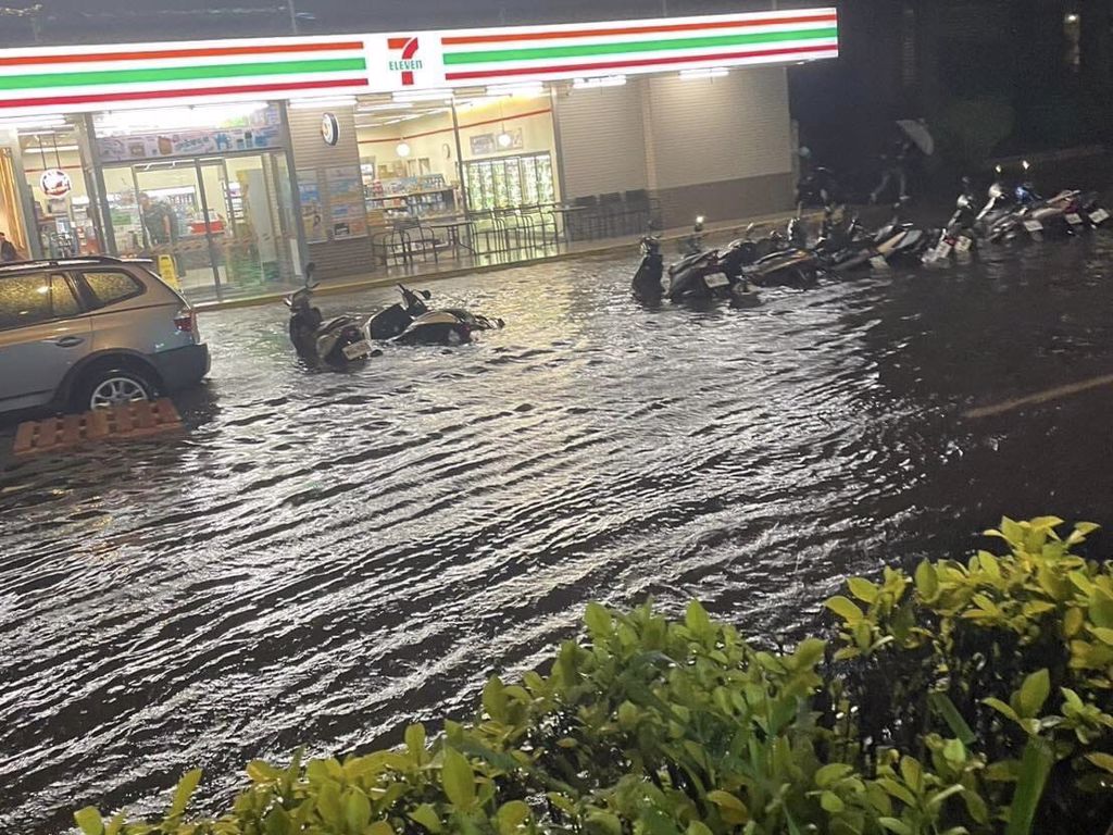 桃園蘆竹因大雷雨排水不及，積水高達半個輪胎。 圖：翻攝再出發，蘆竹南崁資訊大小事資訊分享團（2）臉書