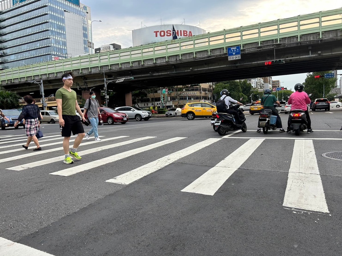 天氣風險公司分析師吳聖宇表示，東北風南下，今天各地的高溫下降，北部、東半部比較明顯。 圖：林岑韋／攝