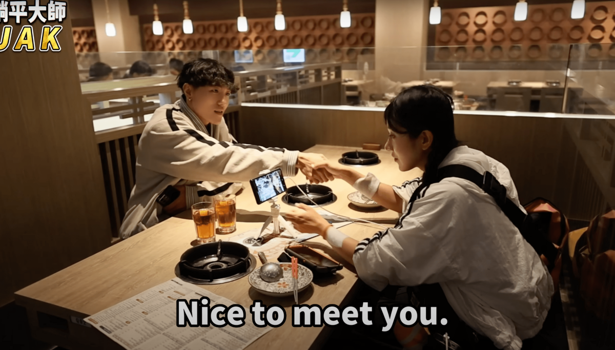 近日企鵝妹在台中用餐時，莫名被一名自稱YouTuber的男子搭訕。 圖：翻攝自YT/躺平大師JAK