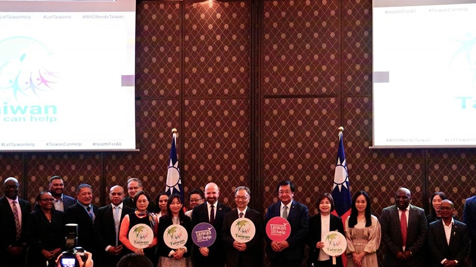 第76屆世界衛生大會（WHA）開議前夕，我駐日內瓦辦事處邀請友邦及理念相近民主國家代表出席，為即將展開的挺台活動暖身。 圖：翻攝外交部臉書
