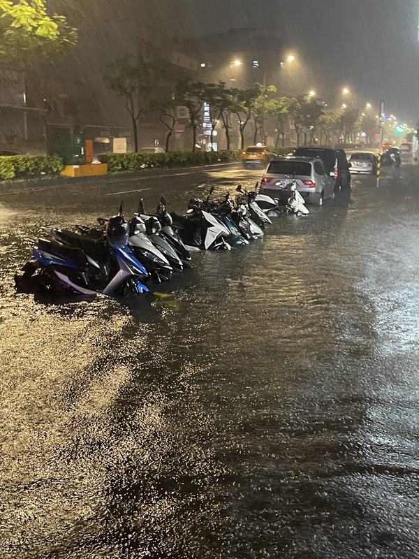 昨晚強降雨造成蘆竹南山路淹水。 圖：桃園市水務局/提供