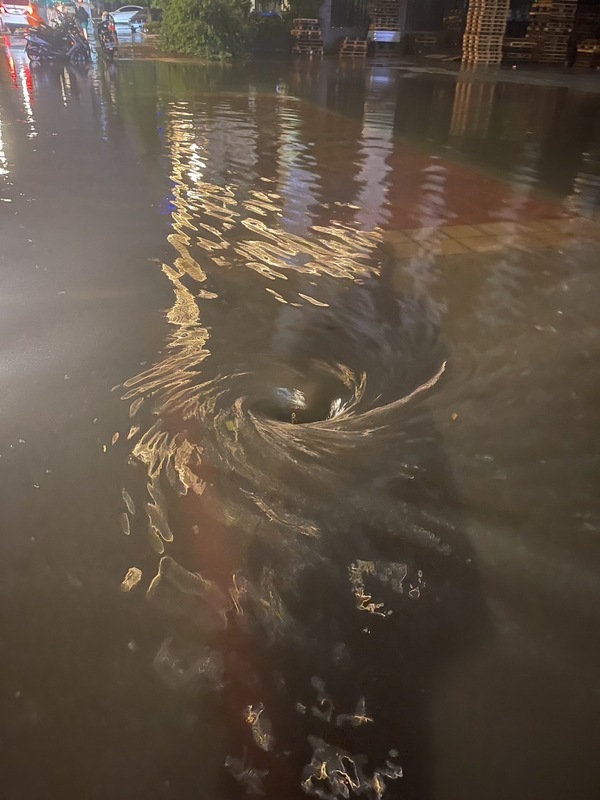昨晚強降雨造成蘆竹南山路淹水，排水孔清除異物後排除積水情形。 圖：桃園市水務局/提供