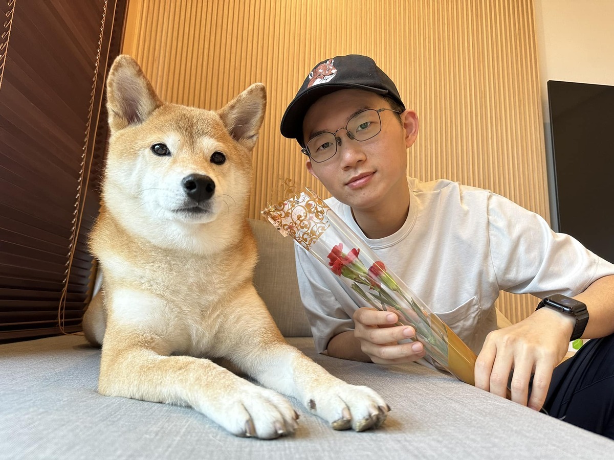 知名YouTuber視網膜與他養的柴犬「柚子」感情相當不錯。 圖：翻攝自FB/視網膜 Retina