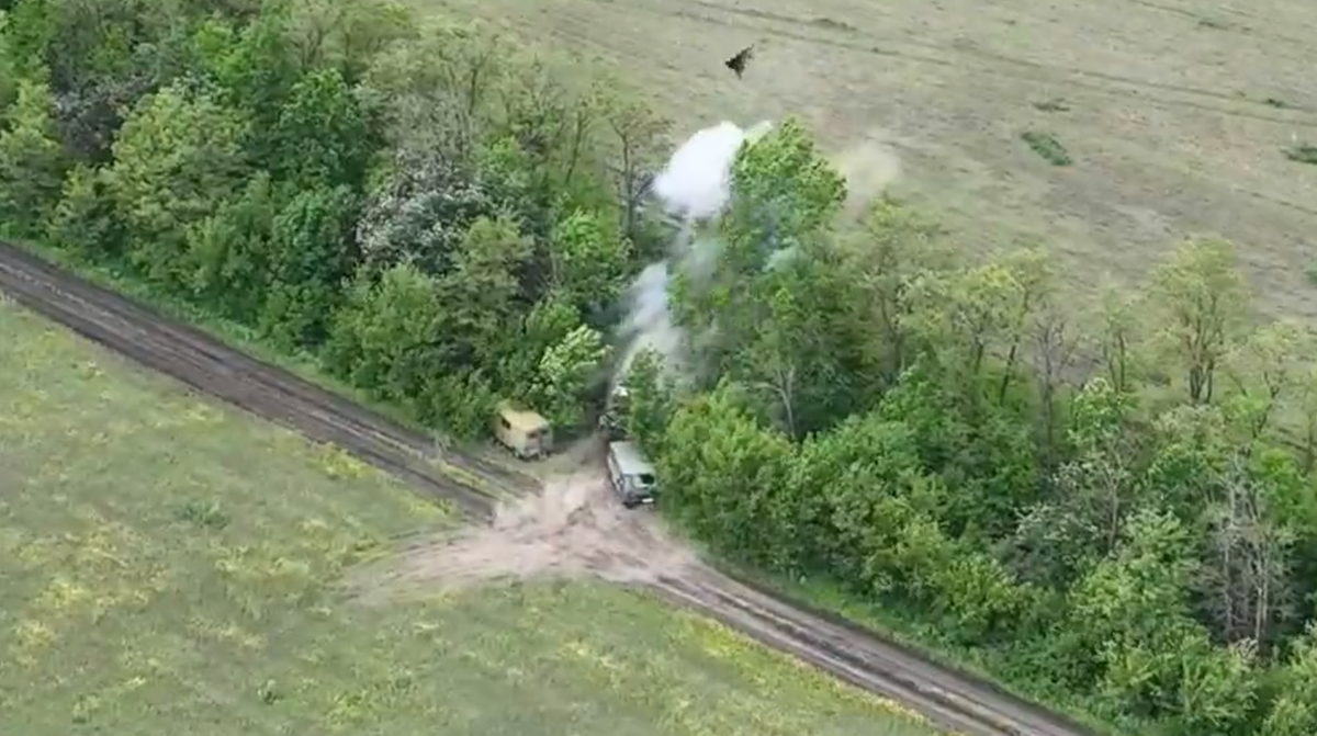 當俄軍作戰車輛發生爆炸時，疑似一個人影飛到空中，可能是一名俄軍。 圖：翻攝自 Necro Mancer 推特