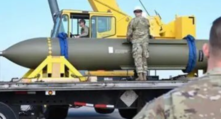 美軍的 GBU-57 炸彈，可能不足以穿透深度在地下 80 到 100 公尺的伊朗核設施。 圖：翻攝自 arya 推特
