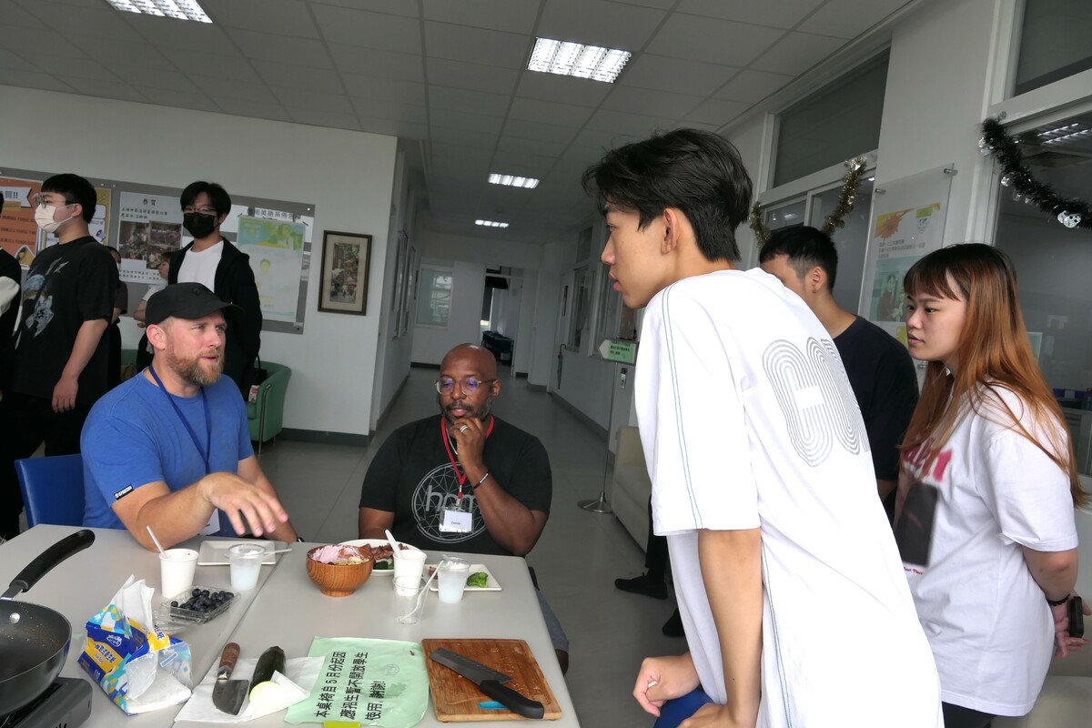 每個組別全程都用英語介紹自己用心做的料理，讓裁判都認真品嘗、用心講評。 圖：吾限熊報社楊政道攝