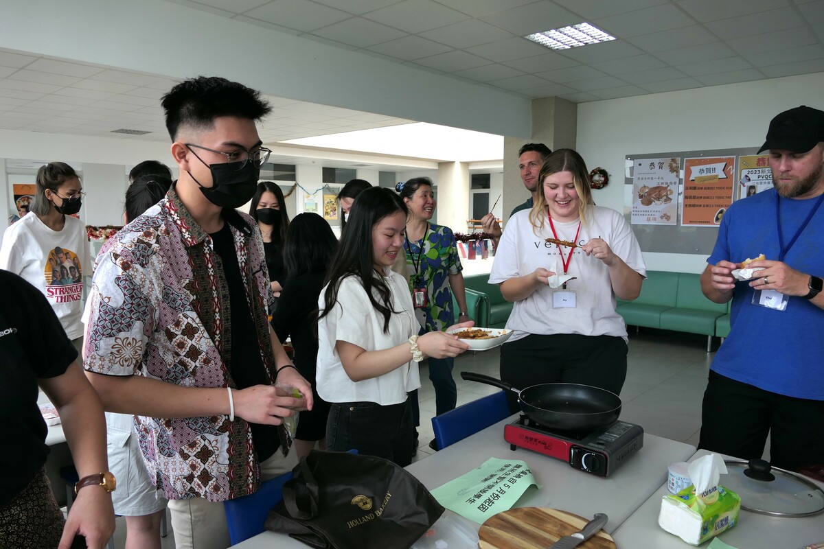 醒吾科大印尼學生大推自己做的印尼烤肉串給裁判們品嘗，讓裁判吃到不同國家的料理。 圖：吾限熊報社楊政道攝