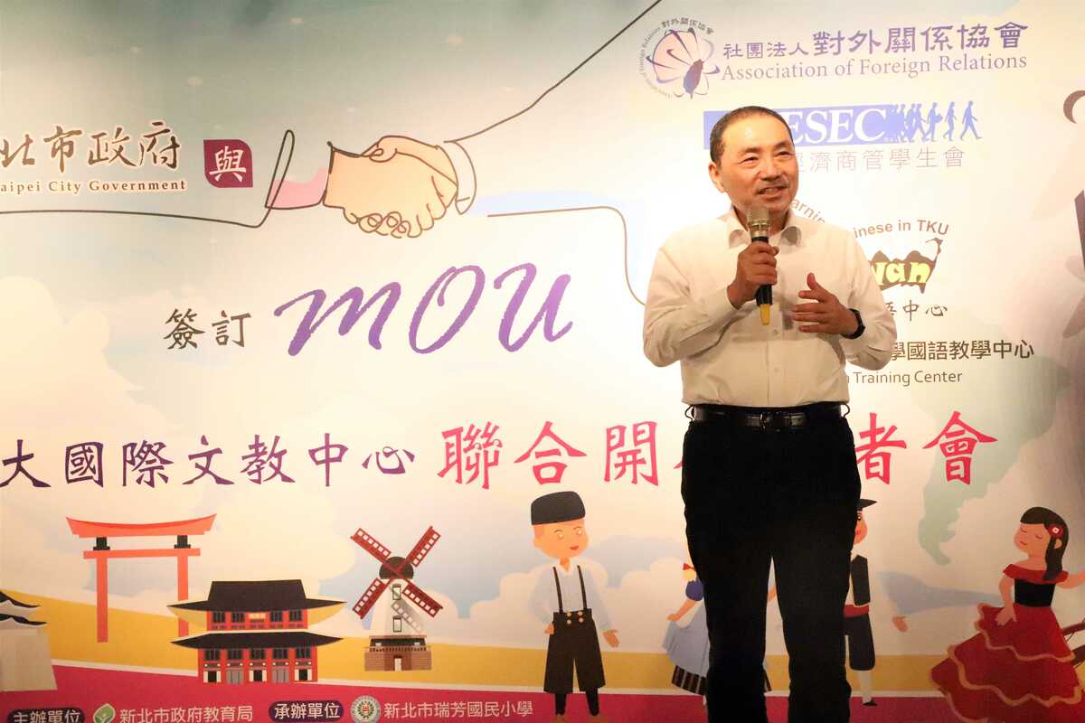 新北市長侯友宜表示，邀請駐外經驗豐富的大使到各中心分享赴外的生活經驗及國際禮儀，讓更多學生認識不同國家的文化與生活。 圖：新北市教育局提供