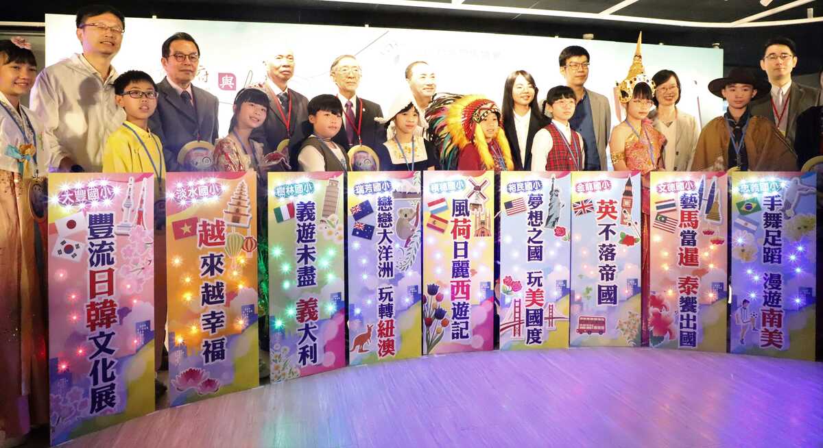 侯友宜攜手四大國際夥伴及九大國際文教中心共同啟動聯合開展儀式後合影。 圖：新北市教育局提供