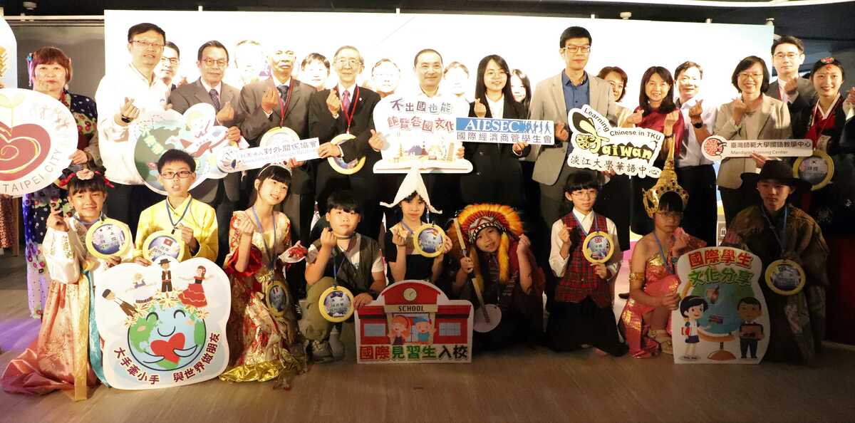 侯友宜（第2排中）出席新北攜手四大國際夥伴簽訂MOU暨九大國際文教中心聯合開展記者會大合影。 圖：新北市教育局提供