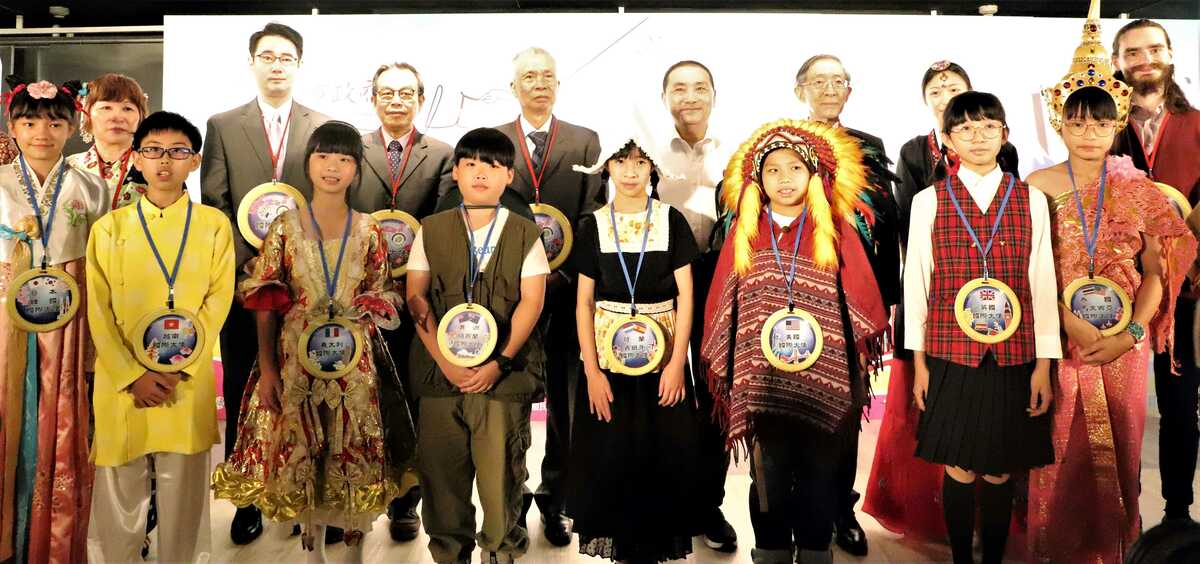 侯友宜為代表掛上國際大使牌後合影。 圖：新北市教育局提供
