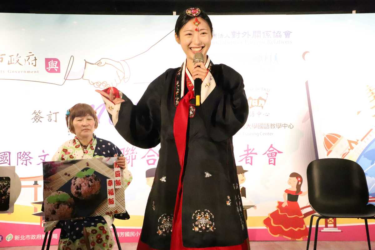 韓國新住民朴主恩（譯名）分享韓國文化。 圖：新北市教育局提供