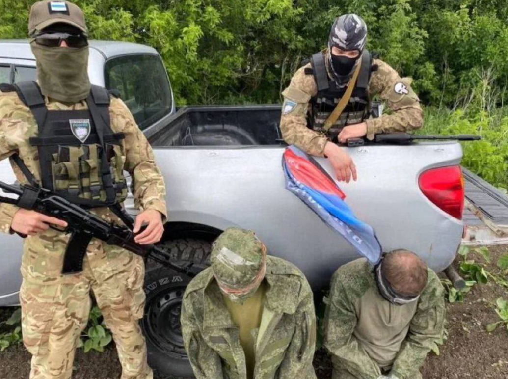 俄羅斯反抗軍俘虜兩名俄軍戰俘，他們表示並沒有被完全消滅，仍在持續行動 。 圖：翻攝自 Оперативний ЗСУ 推特