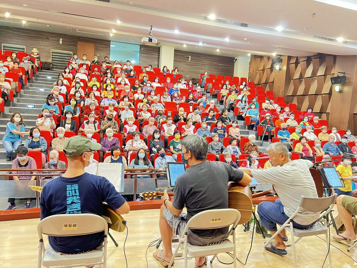 嘉義基督教醫院邀請「麵包車樂團」演出，現場聚集超過百位長輩、家屬及民眾。 圖：嘉義基督教醫院/提供