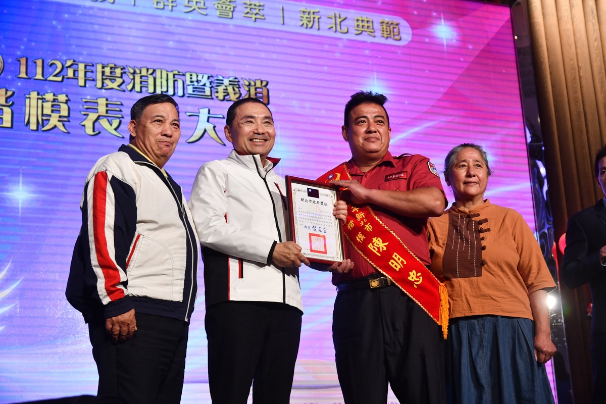 112年度消防暨義消楷模表揚大會，由侯友宜親自頒發感謝狀。 圖：新北市新聞局提供