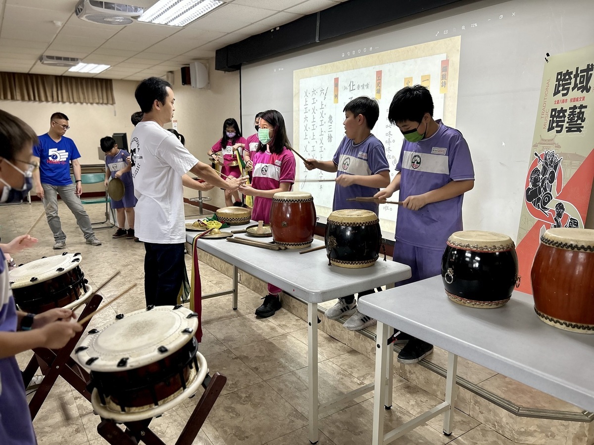 對於網路熱議補習班以學童廣告，出現每天只睡6小時，只能在車上吃飯一事，知名律師呂秋遠提出讓孩子健康長大，往後成為一個快樂的大人的10點建議。圖為新北市教導淡水鄧公國小學童認識北管音樂。 圖：新北市文化局提供(資料照片)