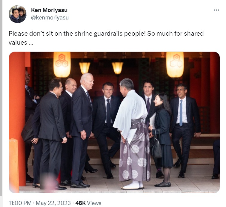 日本首相岸田文雄（前排左起）帶領美國總統拜登、德國總理蕭茲（後排左起）、法國總統馬克宏、加拿大總理杜魯道與英國苜相蘇納克等人，造訪日本神社。 圖：翻攝自森安健推特