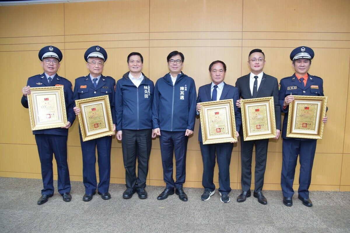 陳其邁(中)、市警局長林炎田(左三)及新任民防、義警、義交、義刑大隊長等。 圖：高雄市警局提供