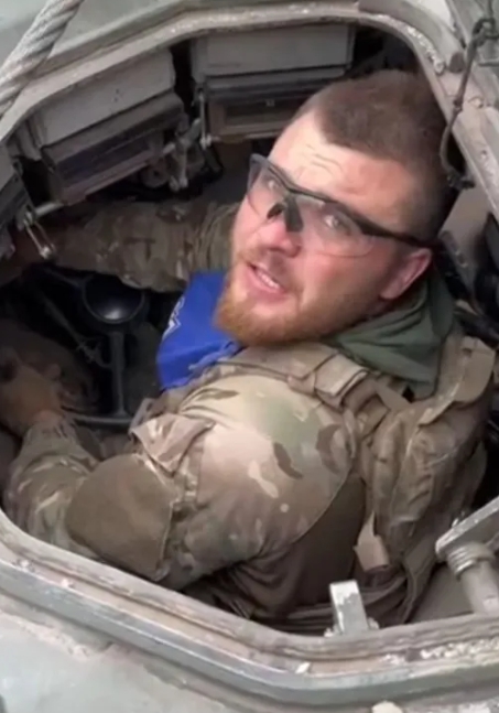 駕駛坦克車，襲擊俄境別爾哥羅德州的俄羅斯自由軍團士兵。 圖 : 翻攝自推特