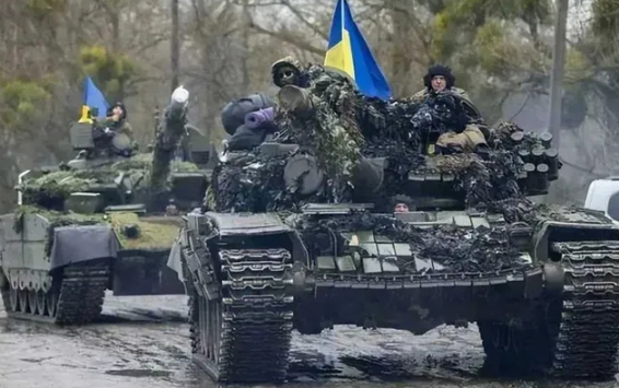 烏軍乘坐坦克車向俄軍進行反攻。 圖 : 翻攝自浩外同學