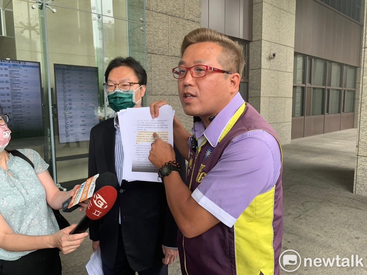 黃敬平直言：「把自己的臉貼柯P的屁股、幫他擦屁股，還要自己拿衛生紙擦臉。這個就叫賤！真的，國民黨這樣子叫賤！我再講一次，賤得可以！」 圖：林昀真/攝