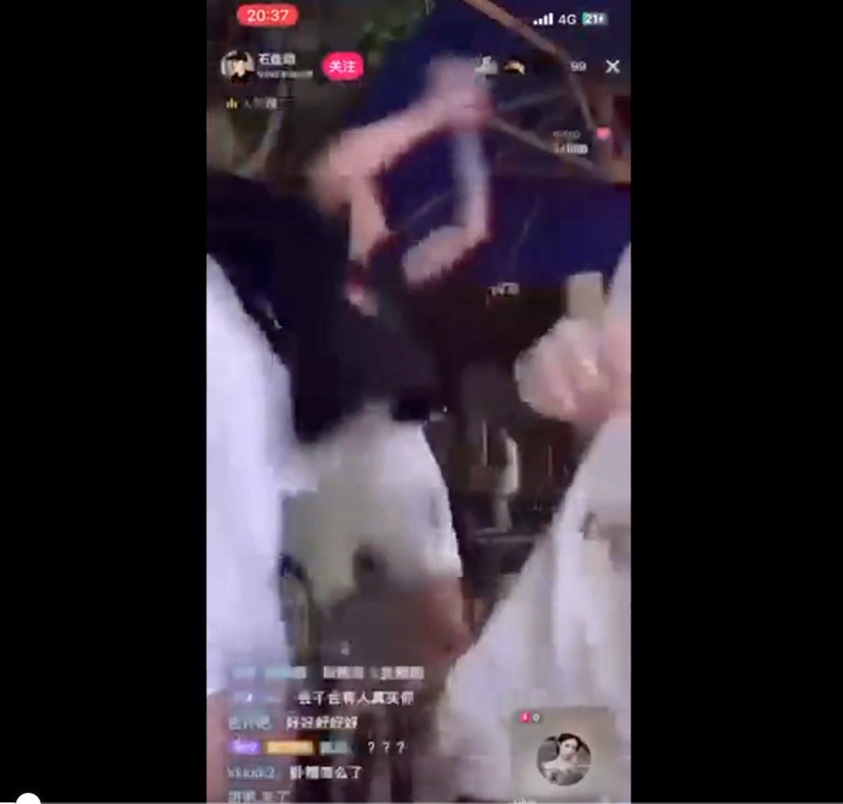 抖音網紅「石佳明」與另一名男子直播時，突然身後衝出一名黑衣短褲男子，拿著長刀砍向兩人。 圖：翻攝自推特帳號@whyyoutouzhele