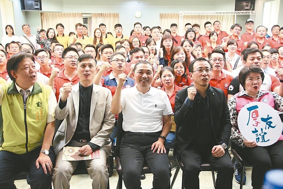 民進黨公佈多張侯友宜與詐騙嫌犯秦啟松照片 圖：民進黨提供