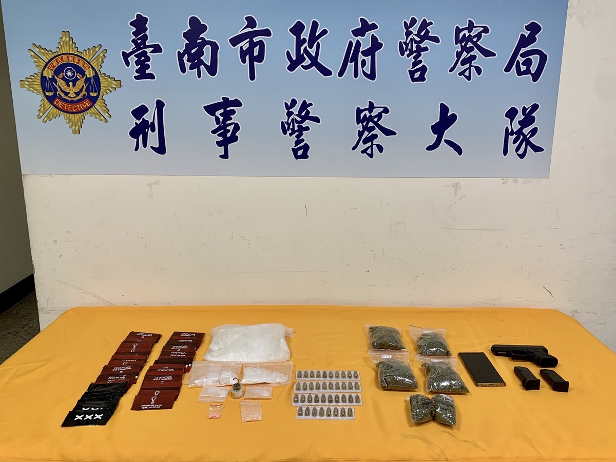 警方在吳旻璟的相關處所起獲非制式手槍1枝、子彈38顆和大批毒品。 圖：台南市警察局提供