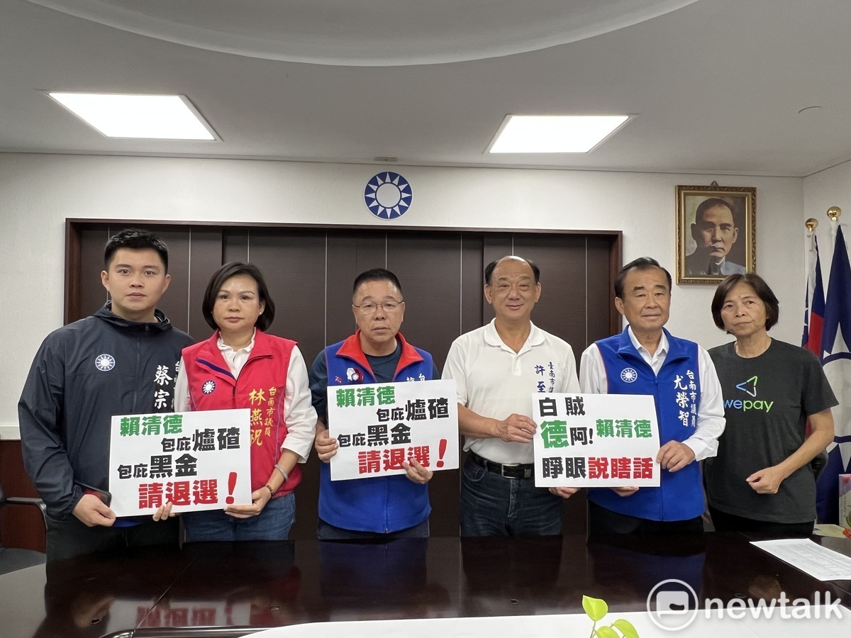 台南市議會國民黨黨團要求賴清德誠實面對台南市長任內的黑歷史，郭再欽的明祥鑫公司在賴清德擔任台南市長手中取得執照，掩埋爐碴在台南掀起眾怒，檢察官啟動偵查，撤了明祥鑫執照，賴市長又給了郭再欽立德鑫執照，立德鑫就是88槍擊案中開了58槍的地方，賴清德包庇爐碴、黑金，還說不認識郭再欽。 圖：黃博郎／攝