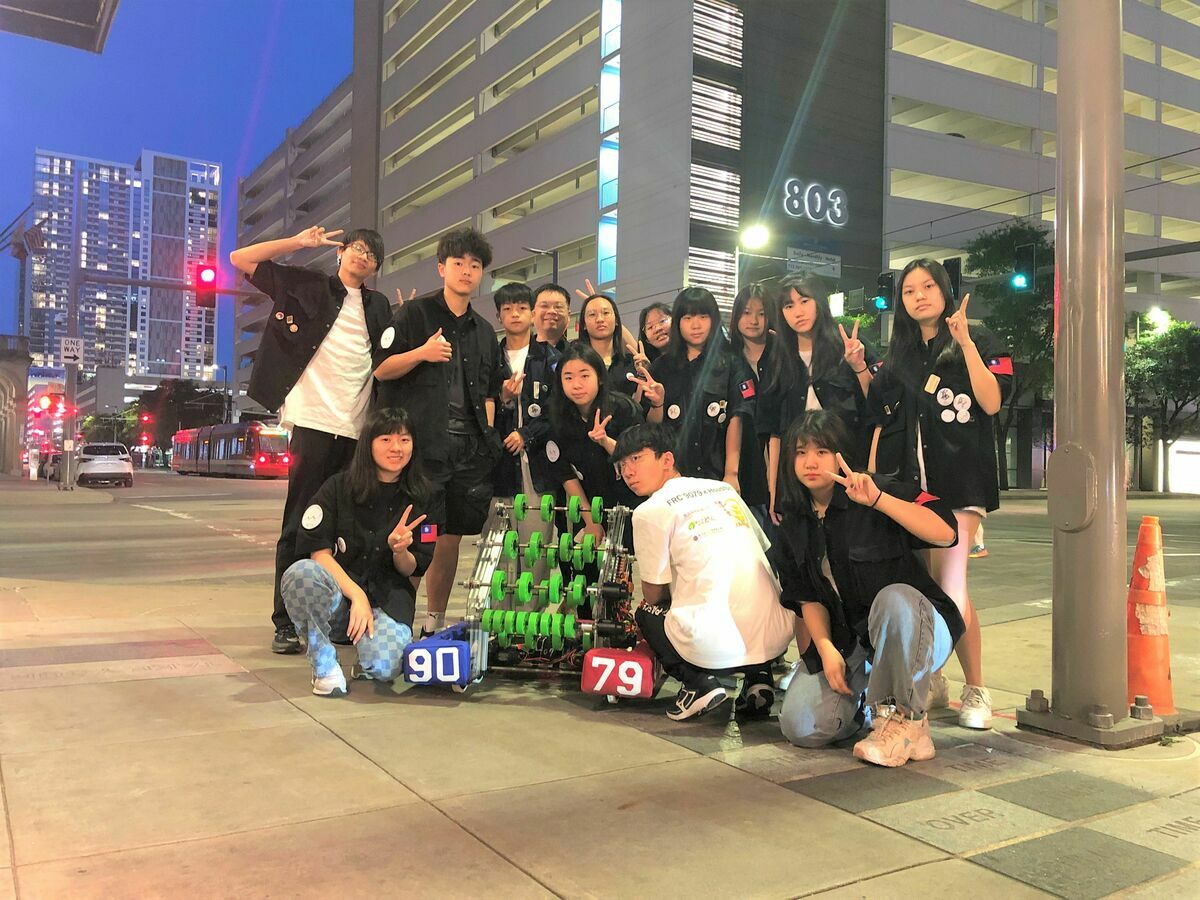 石碇高中日前首次參與FRC加拿大區賽，於36隊中獲「全明星新秀獎」。 圖：新北市教育局提供