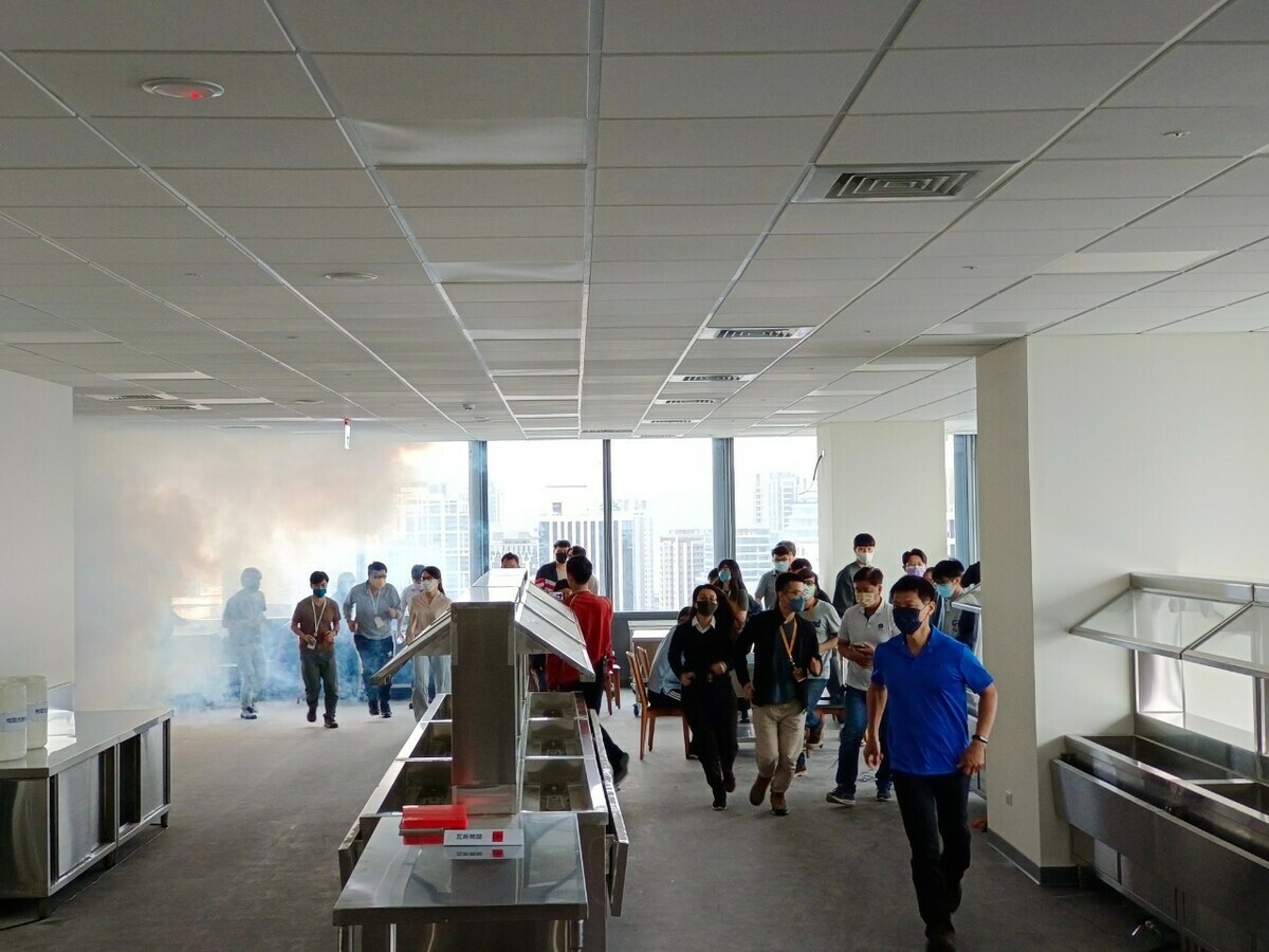 新北市消防局於112年5月24日（三）上午11時在新莊區的39層超高樓商辦「宏匯思源廣場」辦理高樓火災搶救演練。 圖：新北市消防局提供