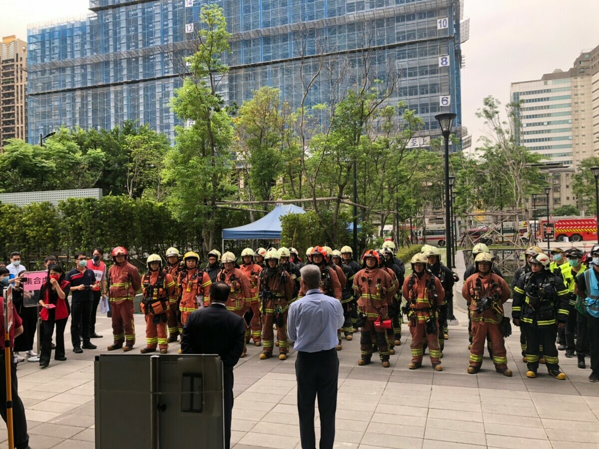 藉由情境模擬演練，有助第一線救災人員瞭解高樓火災可能面臨的各種困難和挑戰。 圖：新北市消防局提供