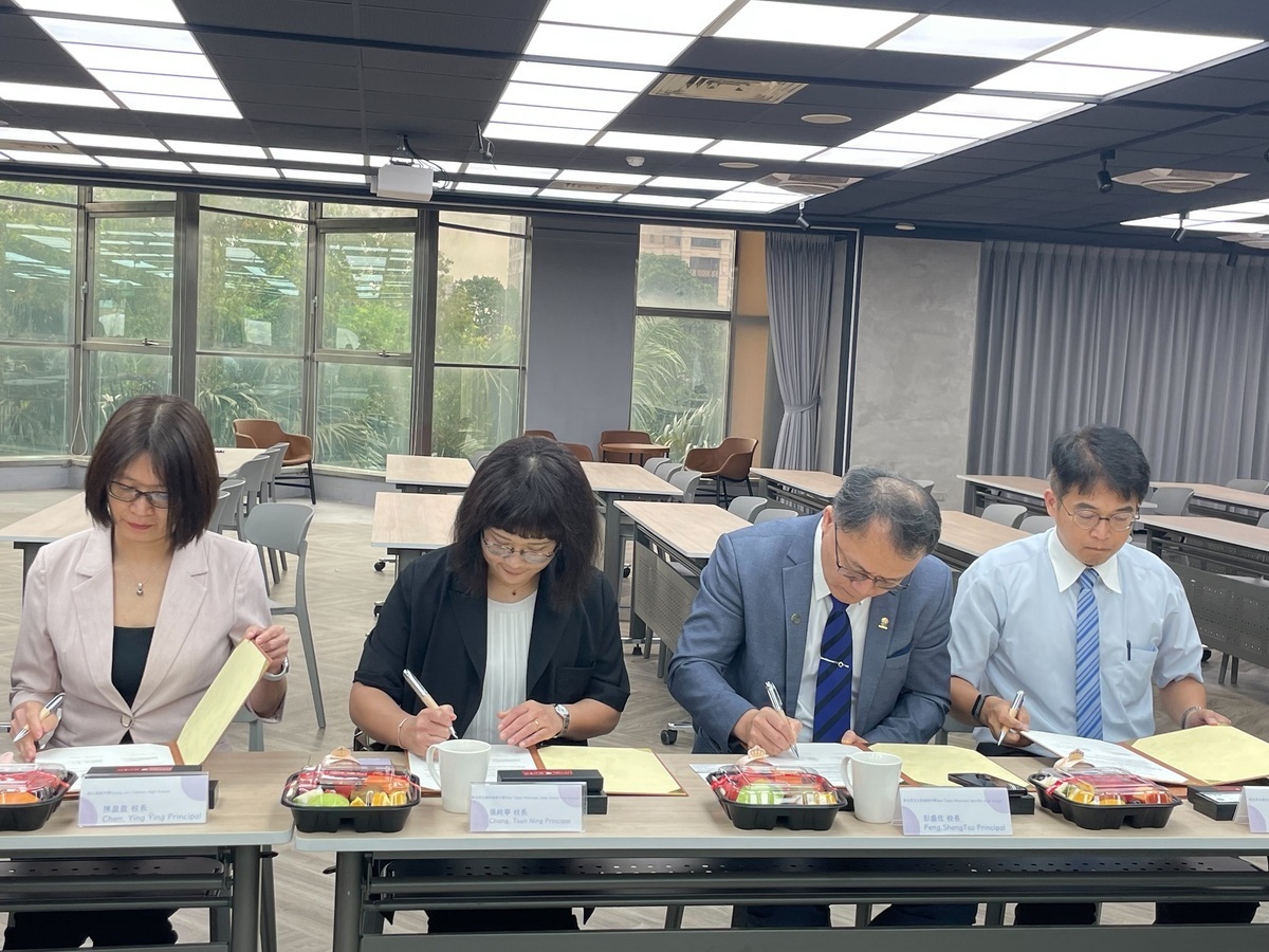 新北市13所高中與美國箴言高中簽署雙聯學制。 圖：新北市教育局提供