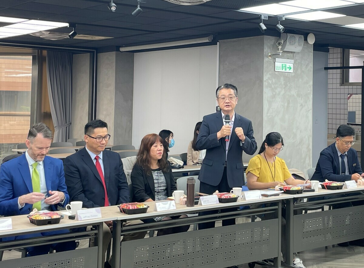 新北市13校公私立高中與美國箴言高中簽署雙聯學制課MOU，教育局副局長劉明超(右3)、美國在台協會商務JeffreyDutton(左1)、美國箴言高中副校長Dr. Jack Yang(左2)蒞臨見證。 圖：新北市教育局提供