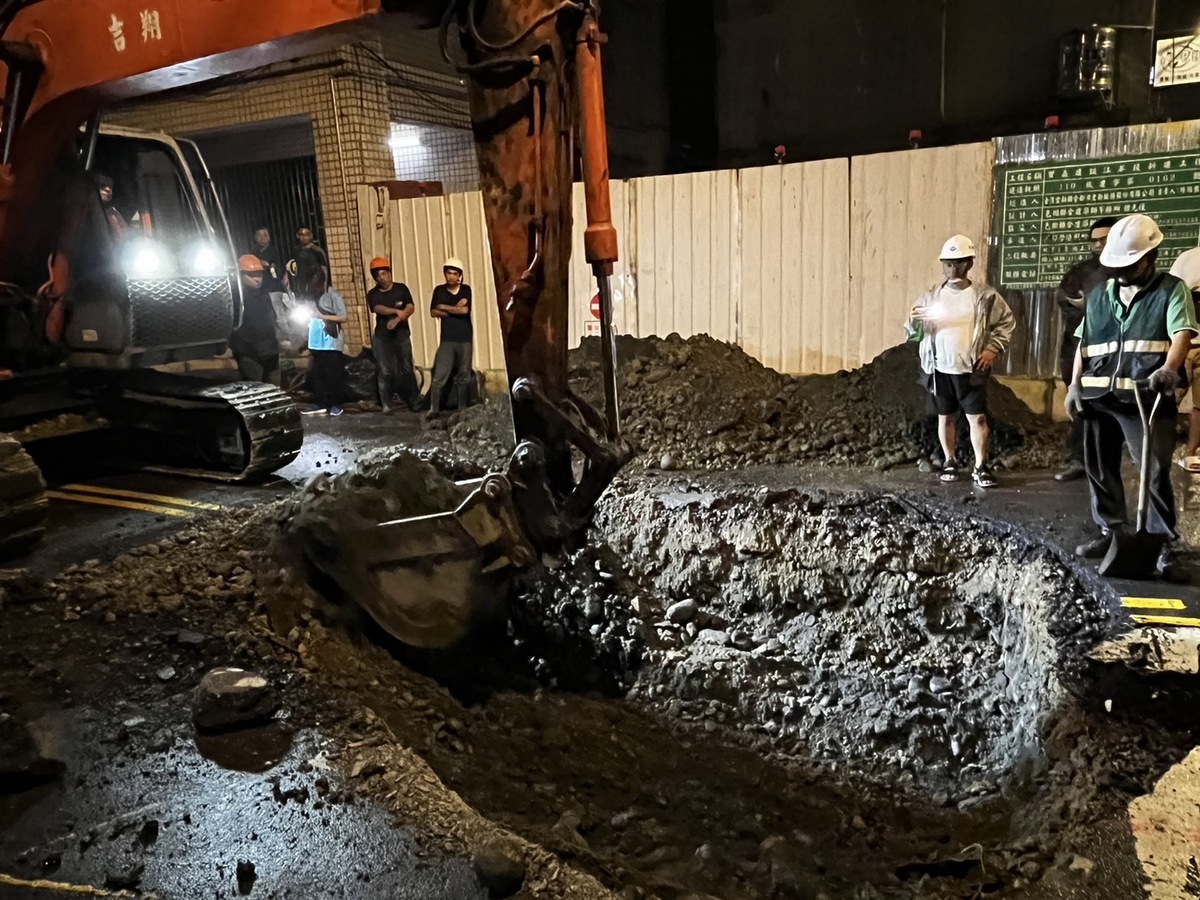 板橋區文化路二段182巷3弄旁一處開挖地下室的工地，事務所主任發現工地旁的巷道路面有凹陷的情形，範圍大約1公尺見方，凹陷深度約10公分。 圖：新北市政府提供