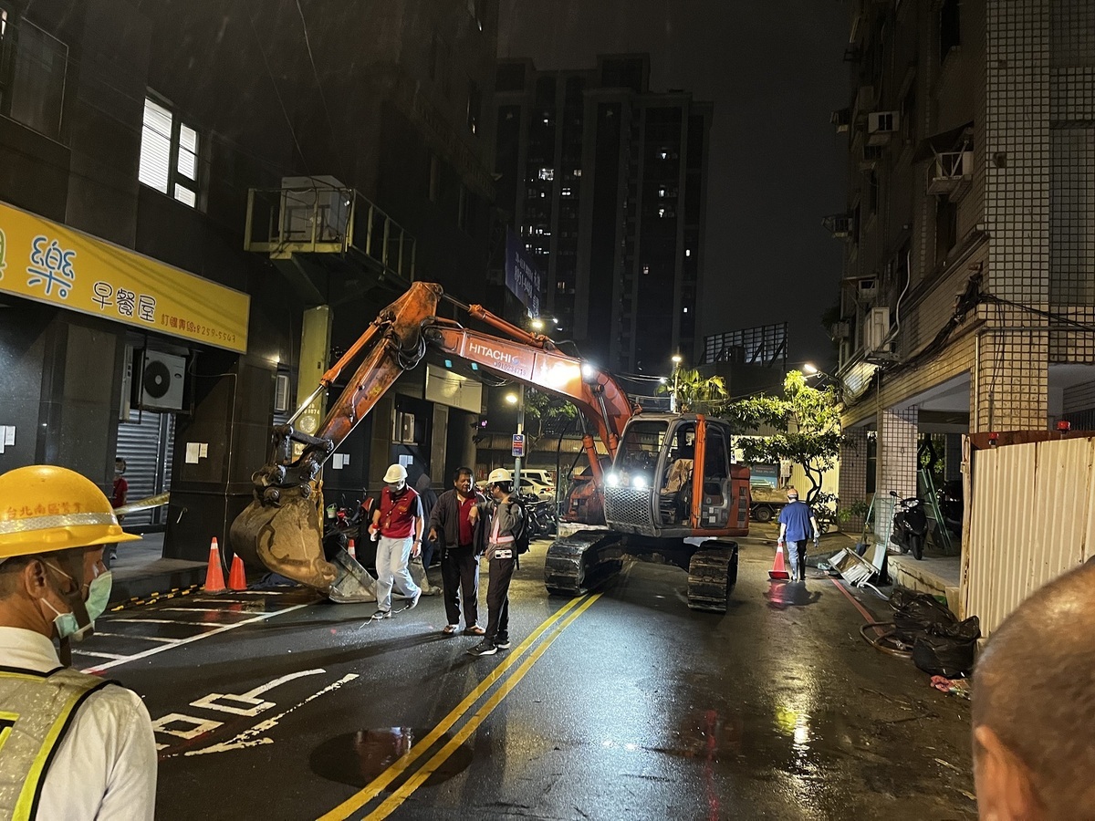 巷弄路面發生凹陷狀況，市府立即啟動緊急應變機制，成立前進指揮所，用最嚴謹的態度協調各單位緊急處置。 圖：新北市政府提供