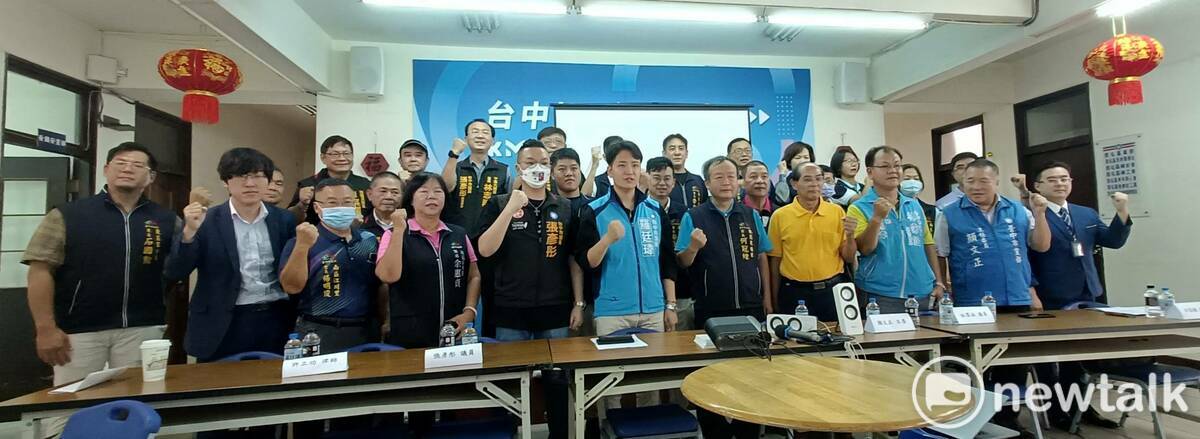 十多位里長到場力挺羅廷瑋。  唐復年/攝