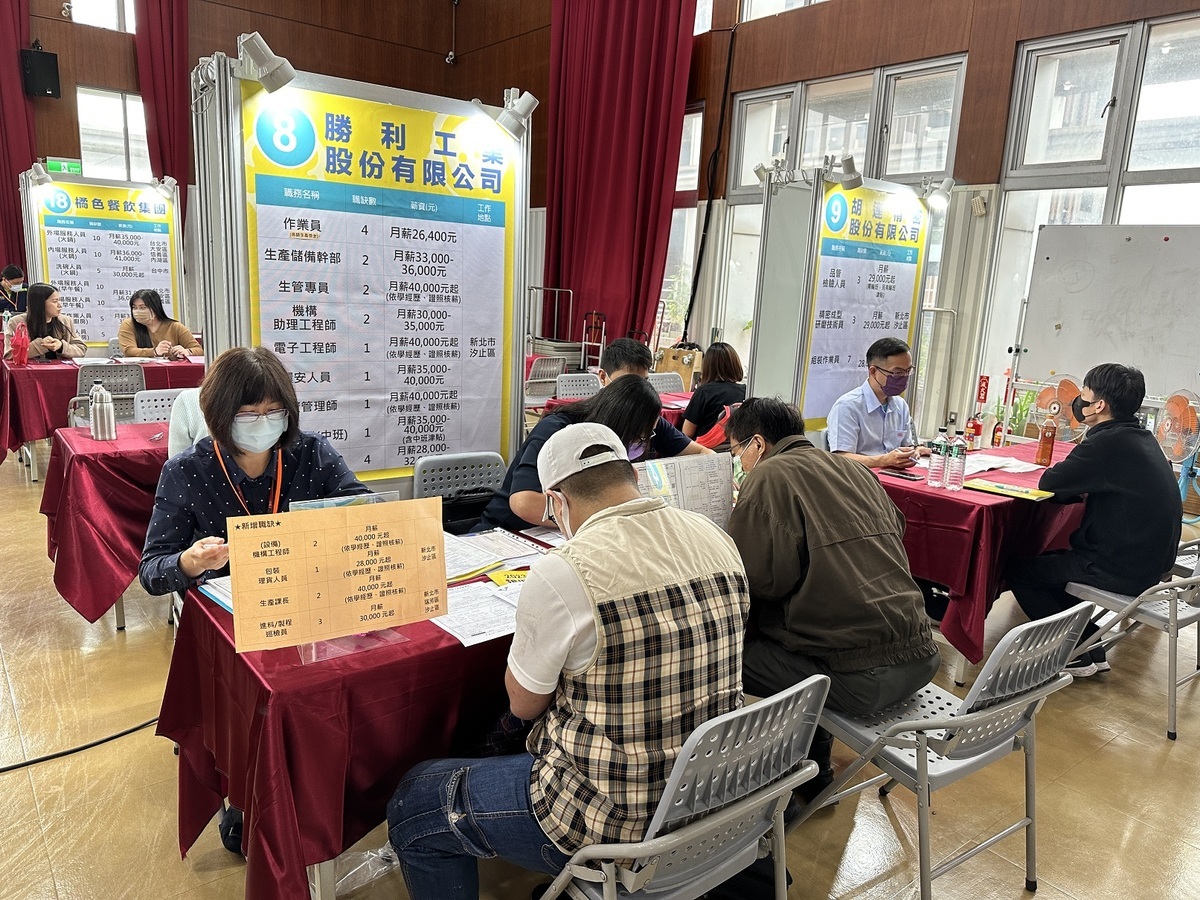 現場徵才民眾面試。 圖：新北市就服處提供