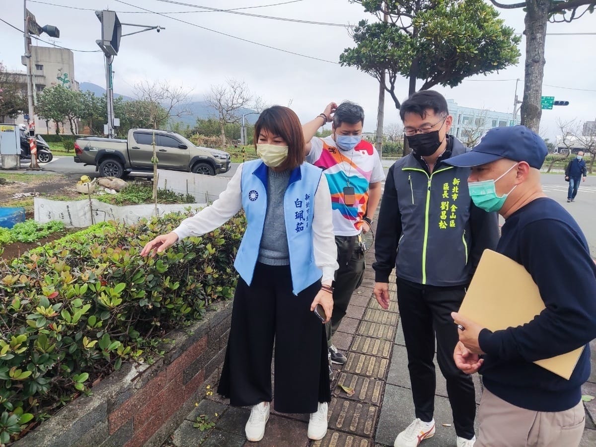 白珮茹表示，金山醫院人行道不平整部分淨寬不足需改善。 圖：金山區公所提供