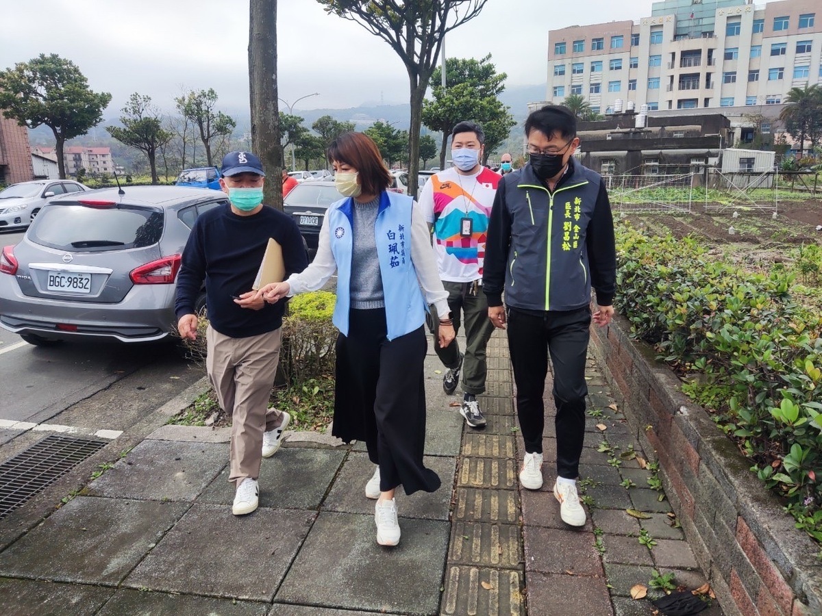 金山醫院人行道使用已逾20年鋪面老舊破損影響行人通行。 圖：金山區公所提供