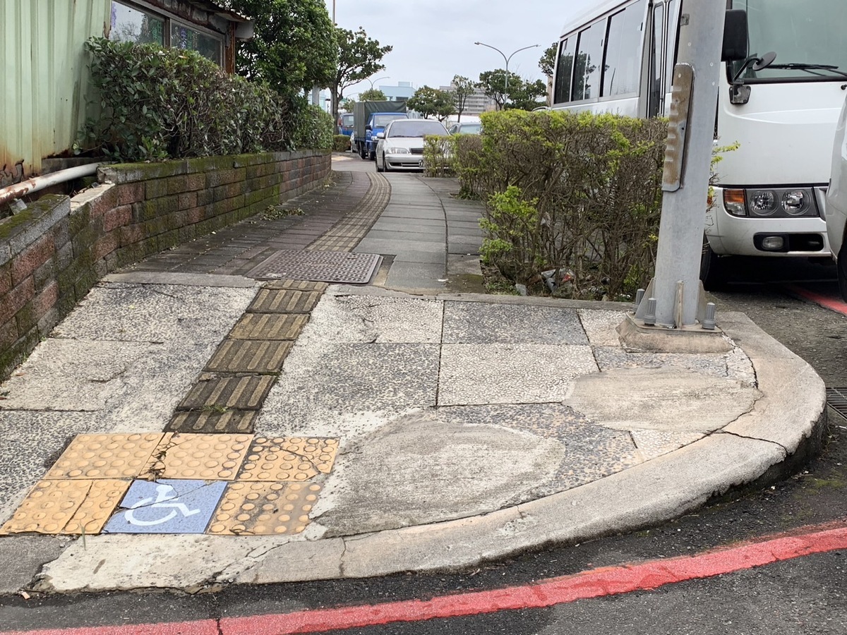 金山醫院人行道鋪面老舊無障礙空間不符現行法規。 圖：金山區公所提供