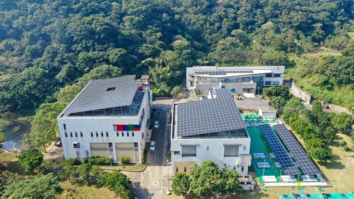新北市持續以「推動設置太陽光電發電系統實施計畫」，鼓勵民眾參與太陽光電發電系統設置，每案最高補助50萬元。 圖：新北市經發局/提供