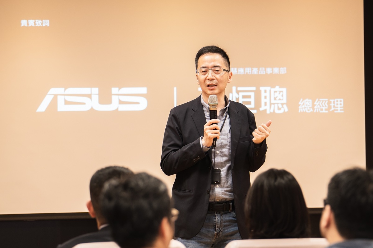 華碩電腦股份有限公司機器人暨智慧應用產品事業部總經理王恒聰致詞。 圖：新北市青年局提供